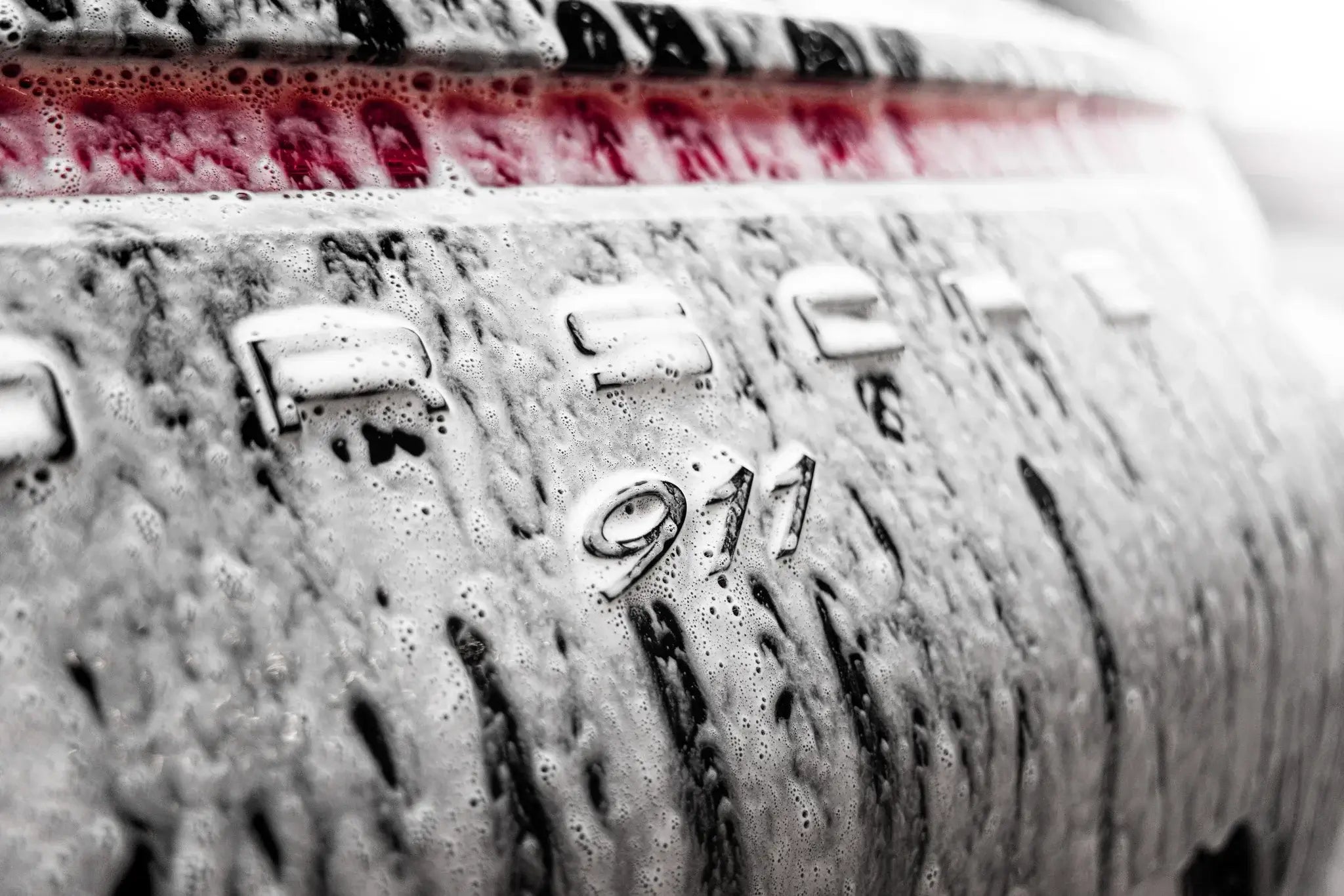 Lackschonende Autowäsche mit Schaum – Porsche 911