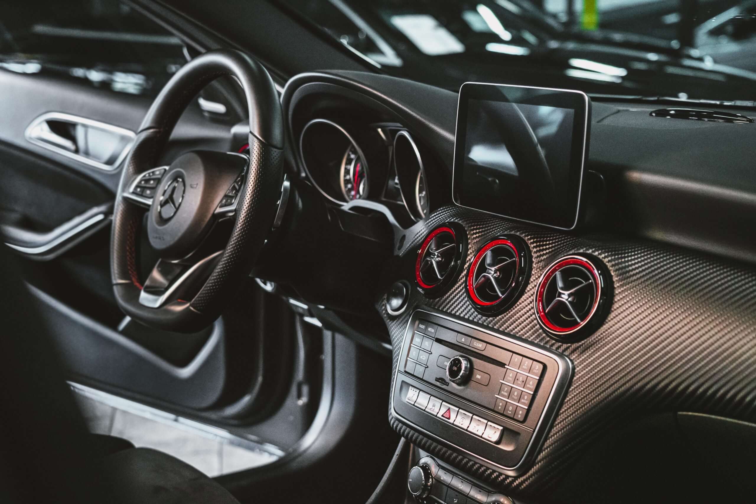 Cockpit eines Mercedes mit klarer Frontscheibe und sauberen Armaturen – Glas innen schlierenfrei gereinigt