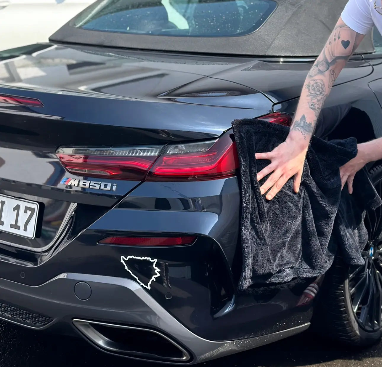 VISCURA Trockentuch MAX in Gebrauch, schonendes Trocknen eines luxuriösen Autos mit Mikrofaser-Qualität.