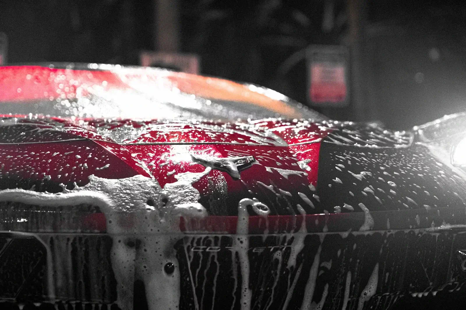 Rote Motorhaube mit Shampoo-Schaum; Viscura Wax Shampoo pflegt Klarlack, steigert Glanz und verbessert Abperlverhalten