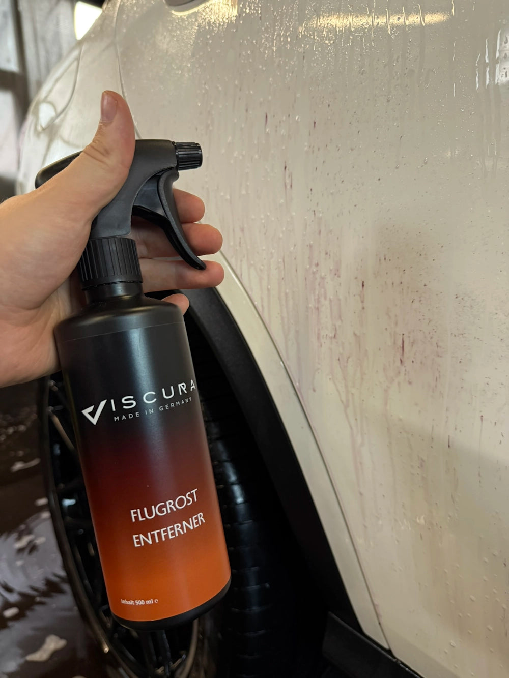 VISCURA Flugrost Entferner Spray Flasche in Hand, ideal für Autopflege und Felgenreinigung.