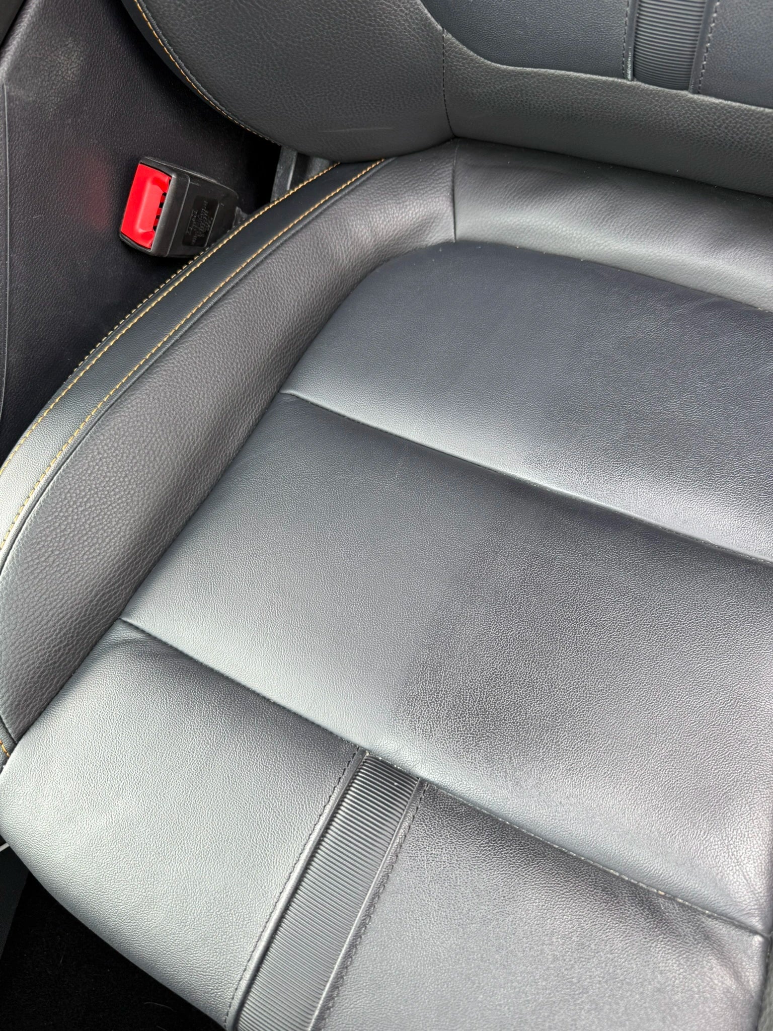 Sauberer, gepflegter Autoleder-Sitz, ideal für Viscura Lederreiniger und Autopflege.