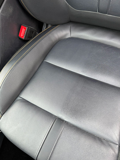 Sauberer, gepflegter Autoleder-Sitz, ideal für Viscura Lederreiniger und Autopflege.