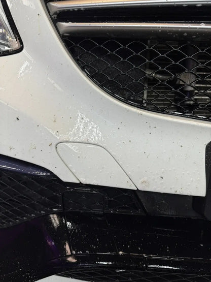 VISCURA Insektenentferner getestet auf Insektenrückständen an einem Auto, zeigt effektive Reinigungsergebnisse.