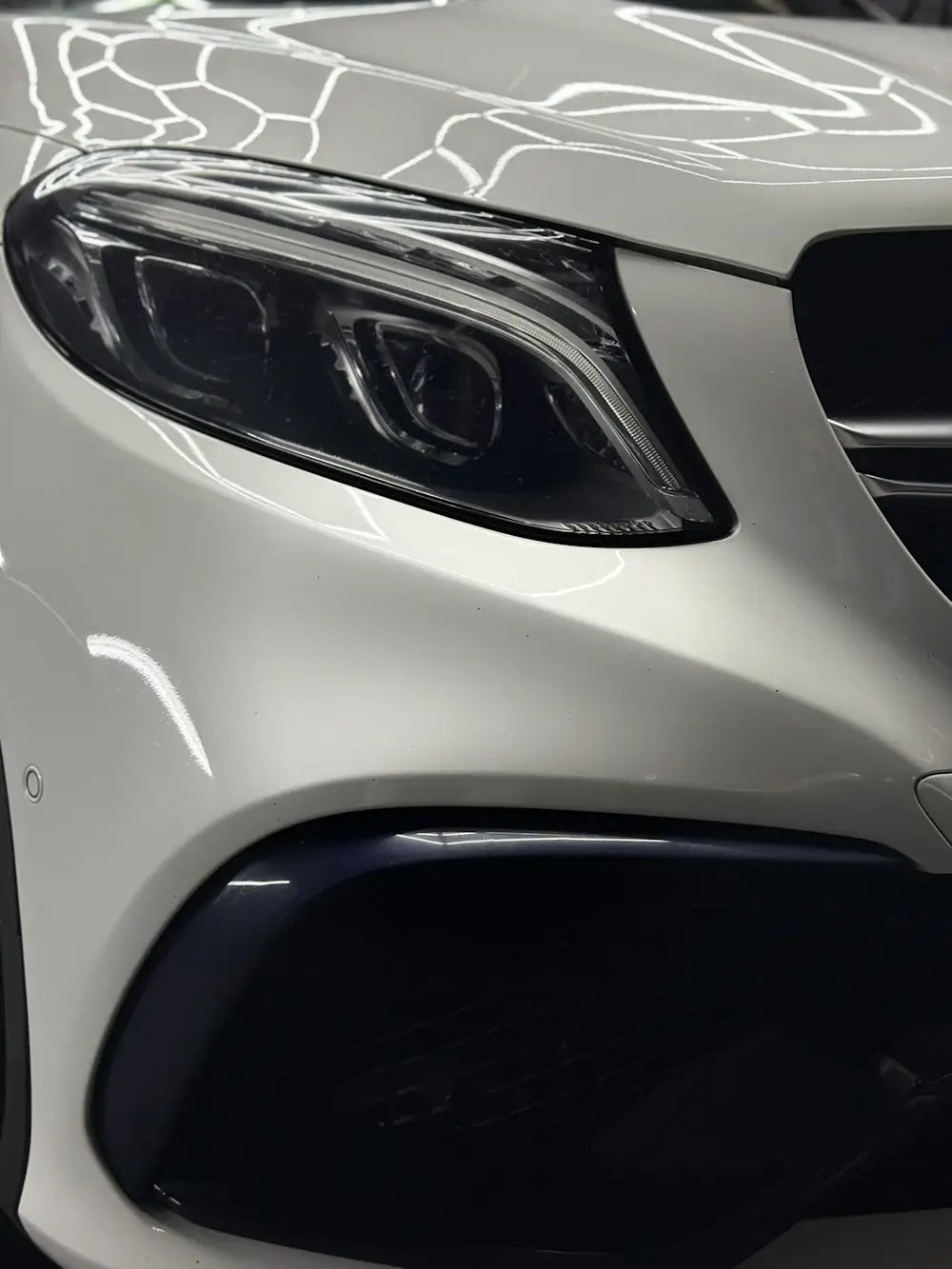 Nahaufnahme eines eleganten weißen Autoscheinwerfers, der für klare Sicht sorgt.