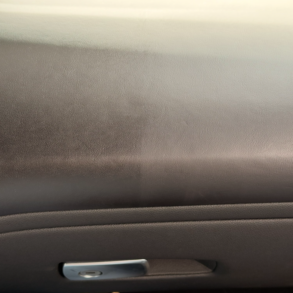 Lederoberfläche im Fahrzeug, die mit Viscura Lederreiniger gereinigt wurde, zeigt sanfte und effektive Pflege.