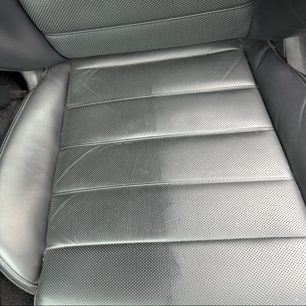 Sitzfläche aus Glattleder im Auto, gereinigt mit Viscura Lederreiniger für Autopflege.