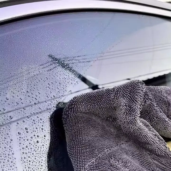 Wischvorgang mit VISCURA Trockentuch MAX auf einer nassen Autoscheibe für streifenfreies Trocknen.
