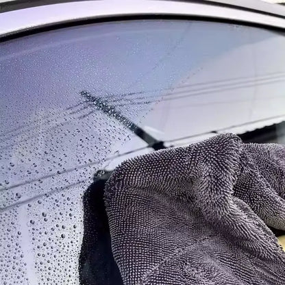 Wischvorgang mit VISCURA Trockentuch MAX auf einer nassen Autoscheibe für streifenfreies Trocknen.