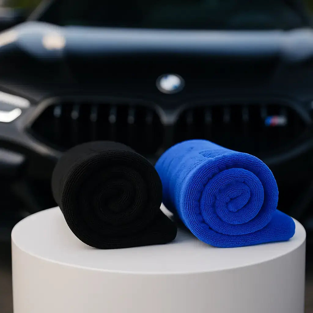 Zwei aufgerollte Mikrofasertücher (schwarz, blau): Trockentuch MAX für Lack und Allround-Tuch – randlos, saugstark, streifenfrei