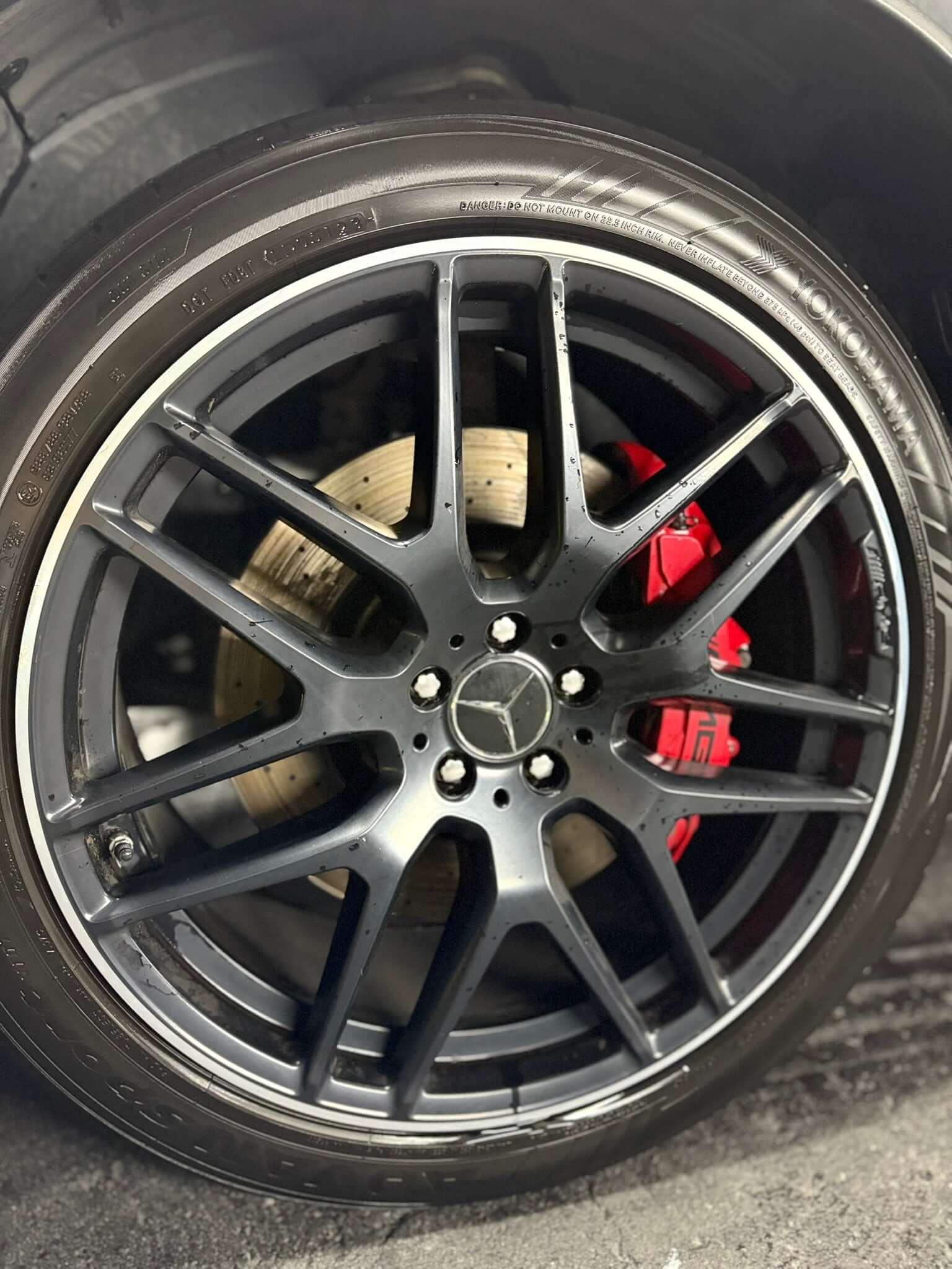 Matte Mercedes-Felge mit roten Bremssätteln – Wassertröpfchen nach der Wäsche