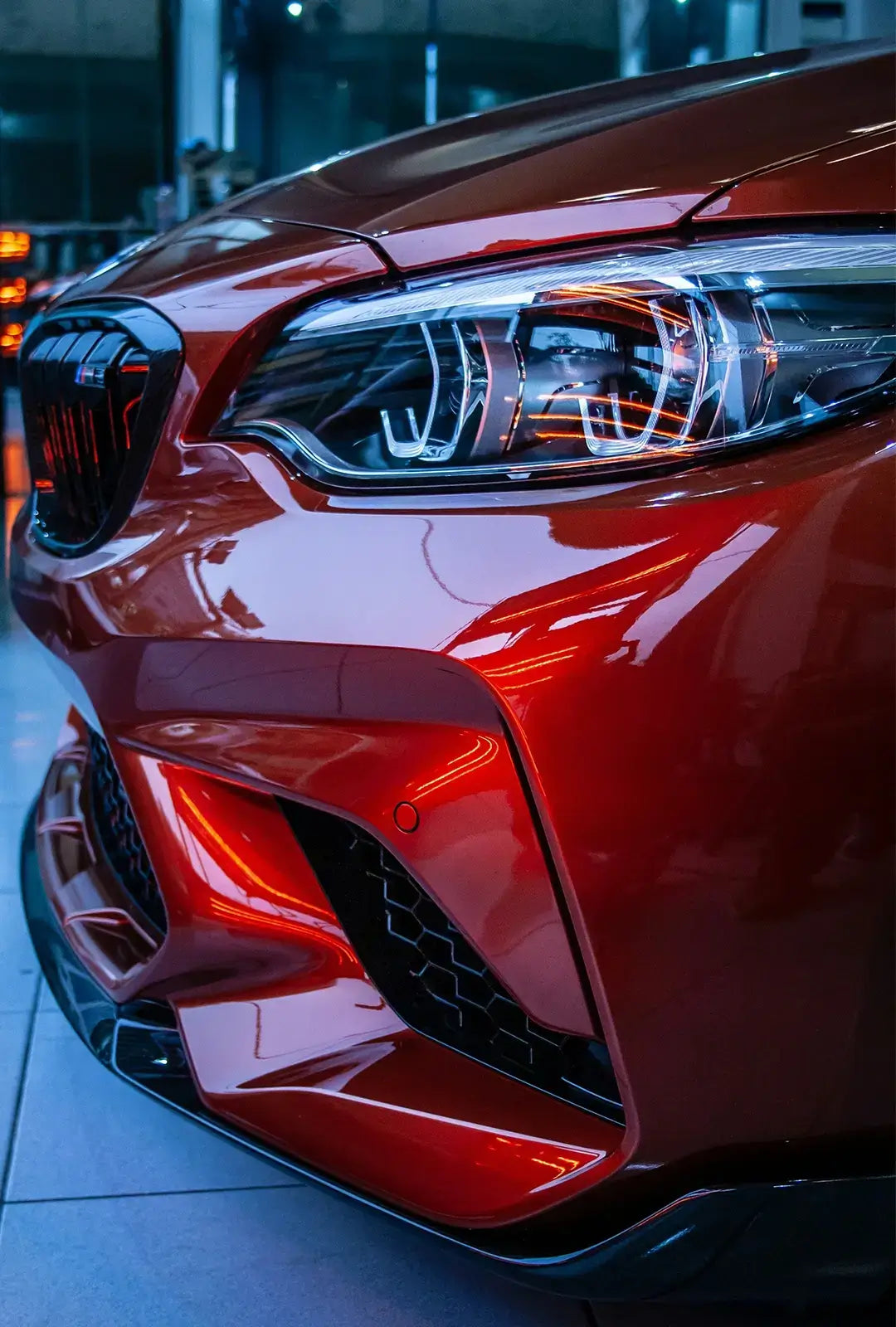 Versiegelter roter Klarlack mit Spiegelglanz an der Front; Lackpflege-Ergebnis mit stabilem Schutzfilm und sattem Glanz