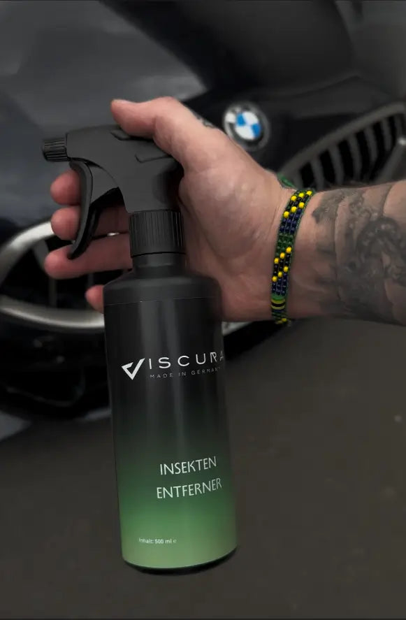 VISCURA Insektenentferner in der Hand, perfektes Autopflegeprodukt für sauberes Fahrzeug.